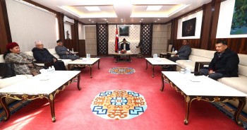 न्यायालय विवादमा मध्यमार्गी बाटो खोज्दै सत्ता गठबन्धन, जबरालाई बिदामा बस्न आग्रह गरिने  